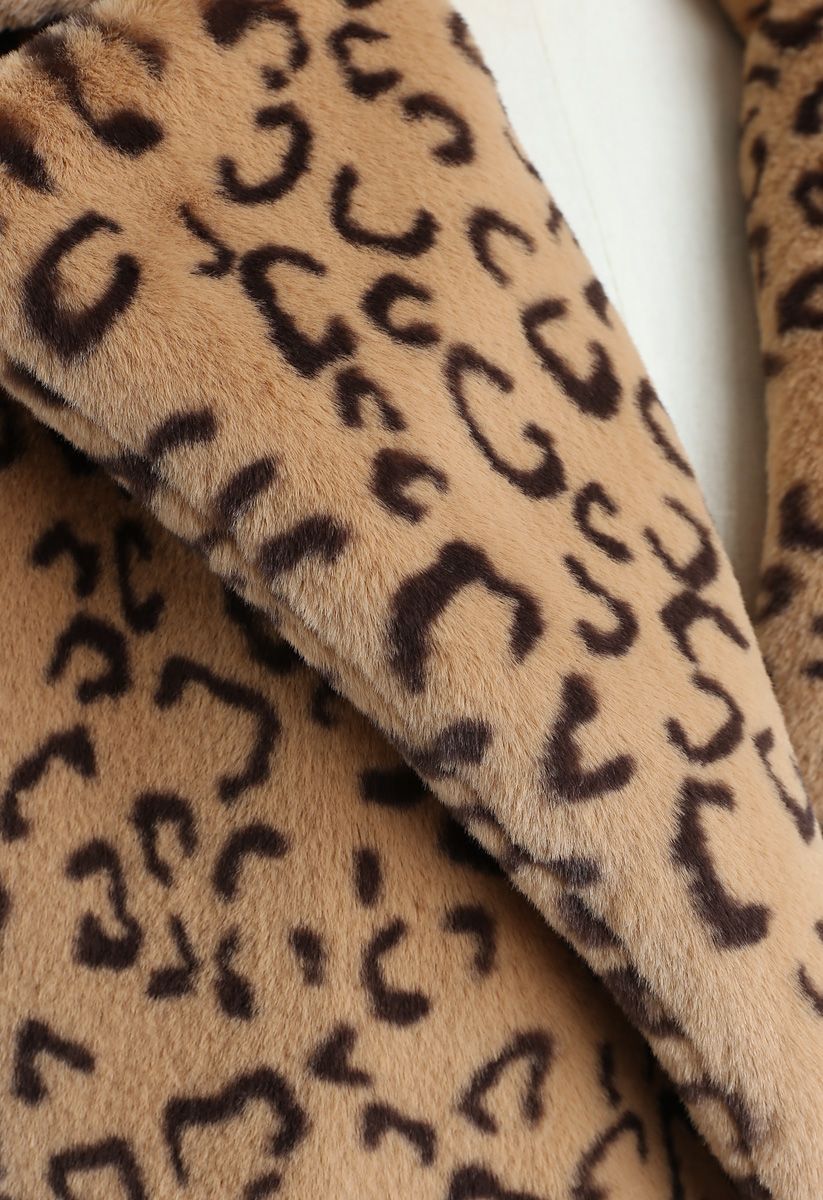 Abrigo de piel sintética de leopardo con cuello en tostado