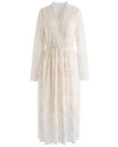 Vestido cruzado de encaje con bordado en forma de gota en color crema